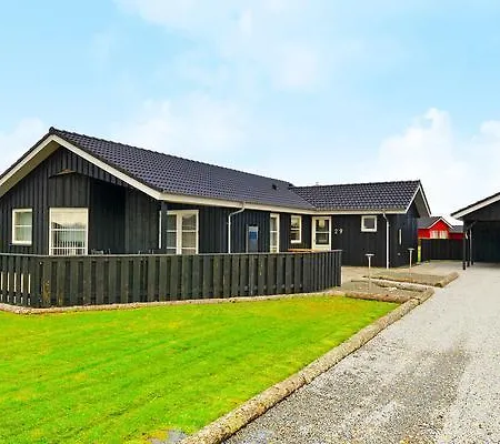 Three-bedroom Holiday In Tarm 7 * Hemmet