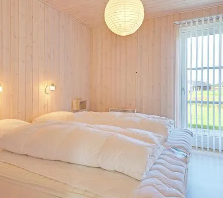 Three-bedroom Holiday In Tarm 7 *