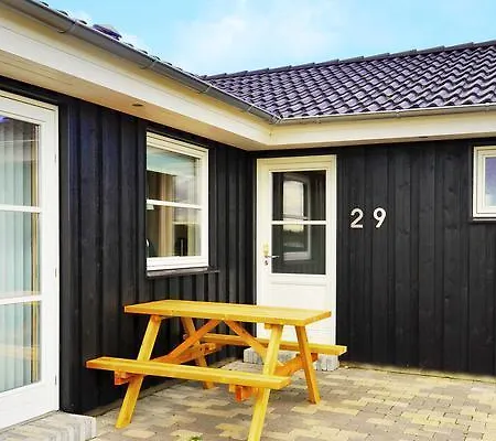 Three-bedroom Holiday In Tarm 7 *
