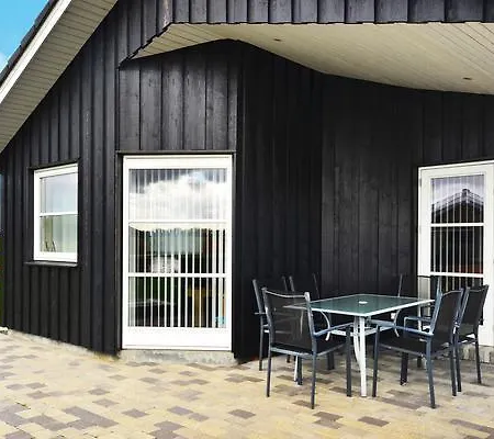 Three-bedroom Holiday In Tarm 7